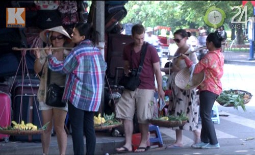 100 nghìn đó là số tiền mà một khách du lịch nước ngoài đã phải trả cho 4 miếng dứa mua của người bán hàng rong ở Hồ Gươm. Hình ảnh được chúng tôi ghi lại vào sáng ngày 03/8/2012 tại Hồ Hoàn Kiếm - Hà Nội, nơi có rất nhiều khách du lịch nước ngoài đến thăm quan.